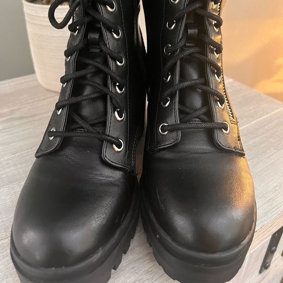 Hella cute lug sole black boots - Picture 2 of 5